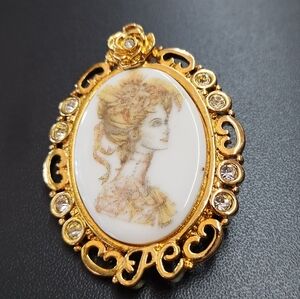 Vintage Cameo Brooch